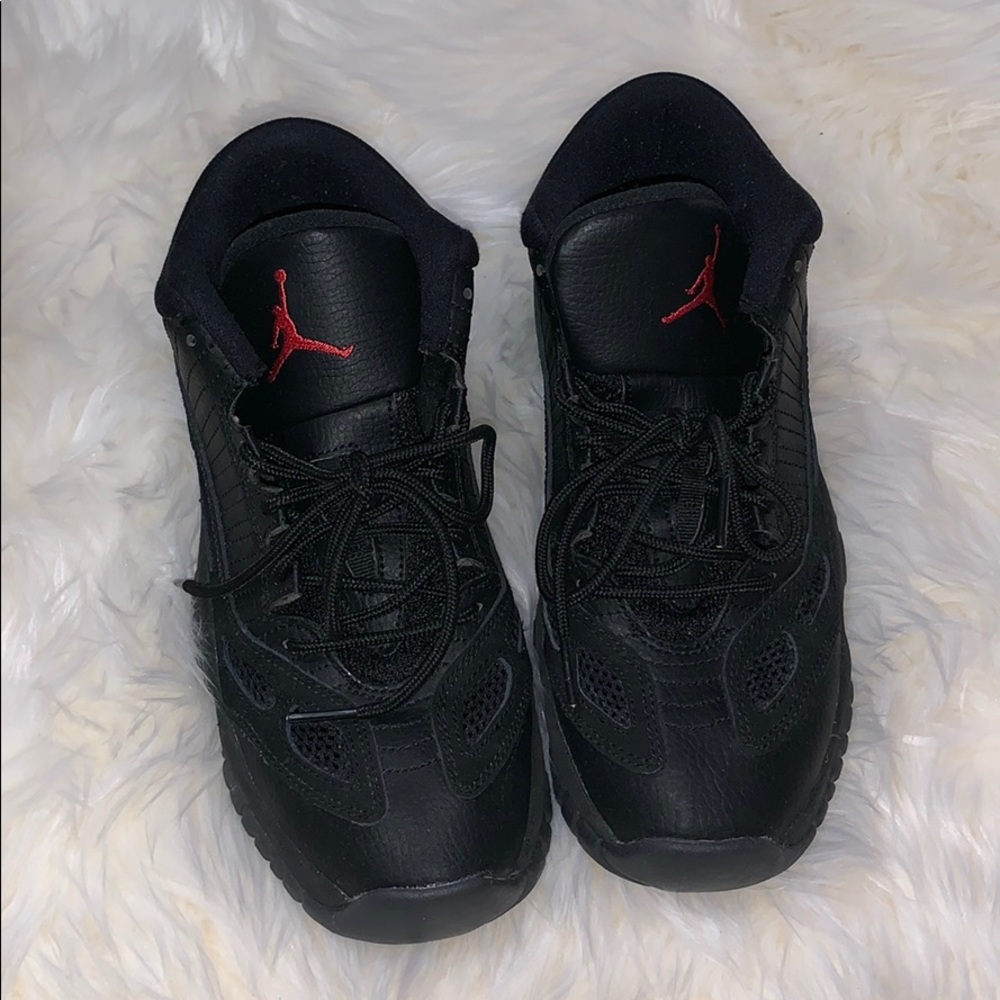 Jordan 11s retro low size 6y